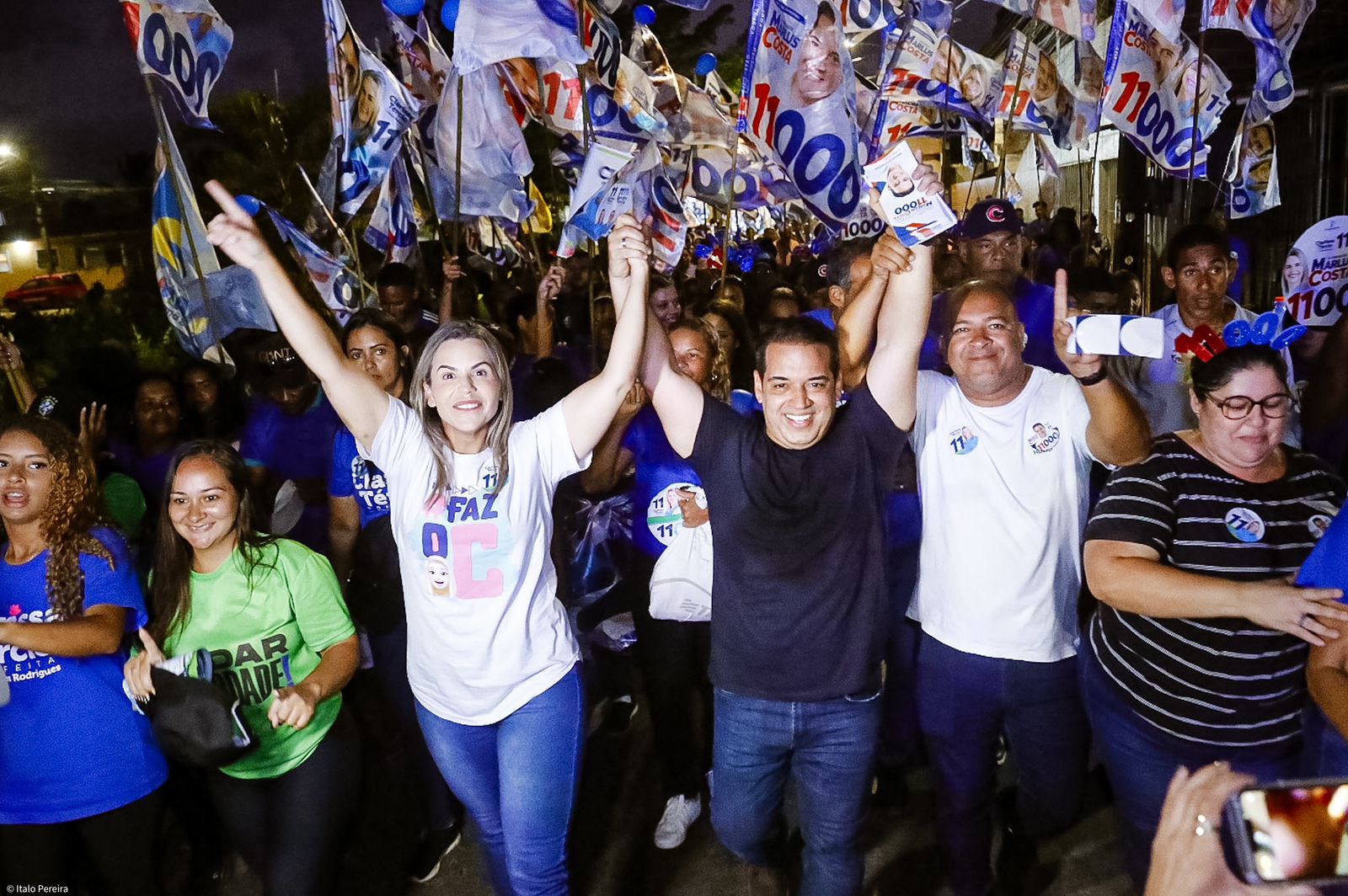 Multidão se reúne em passeata de Marlus Costa com a presença de Clarissa Tércio