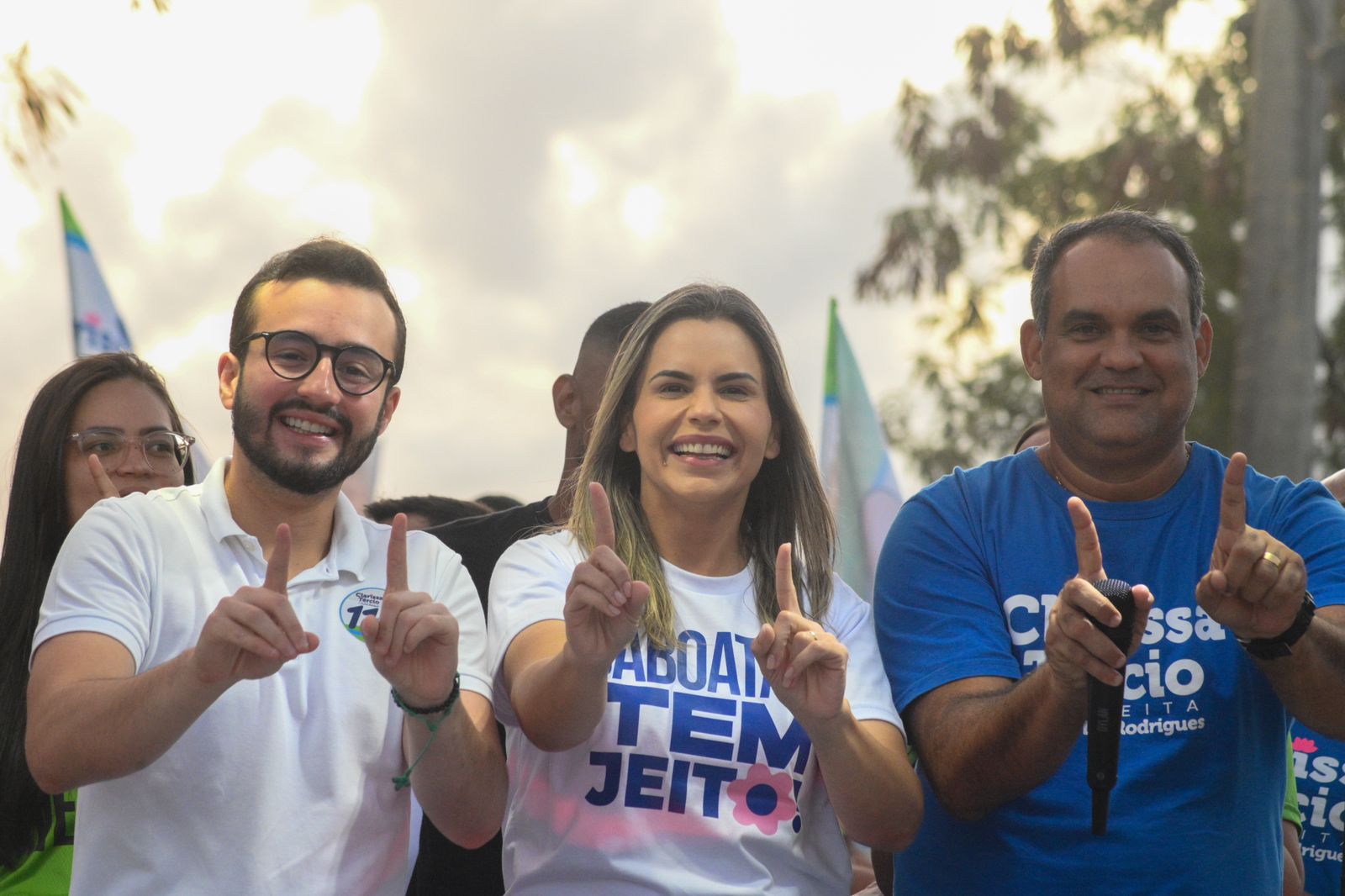 Clarissa Tércio reúne centenas de veículos durante carreata em Jaboatão